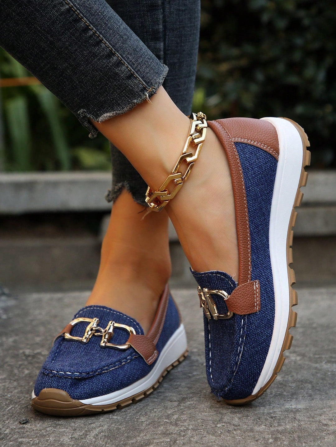 Donna | Chic Buckle Loafers